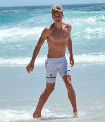 Nic jugando en la playa boys porn 606f56ae53b0b.jpg