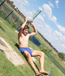 Jugando con la pelota twink tube 61a37668db2fe.jpg
