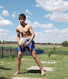 Jugando con la pelota twink tube 61a3766e14650.jpg