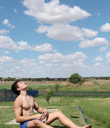 Jugando con la pelota twink tube 61a3767595d23.jpg