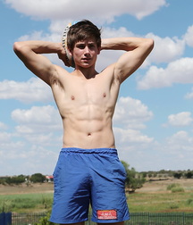 Jugando con la pelota twink tube 61a3767d5e885.jpg
