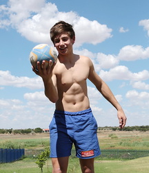 Jugando con la pelota twink tube 61a37689717bf.jpg