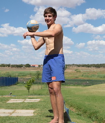 Jugando con la pelota twink tube 61a3768e69ddf.jpg
