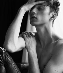 That Troye Boy... 5f8afffe4d8c6.jpg