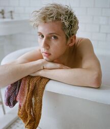 That Troye Boy... 5f8b00000b64d.jpg