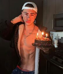 Gay N Beefy Aaron!!  6043787f60d00.jpg
