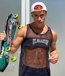 Gay N Beefy Aaron!!  604378936669b.jpg