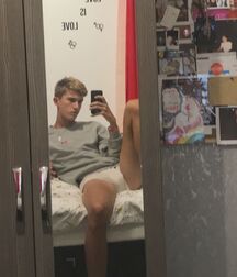 Selfie Boy Cameron!!  6052836011c97.jpg