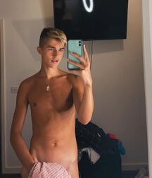 Selfie Boy Cameron!!  6052836cdd27d.jpg
