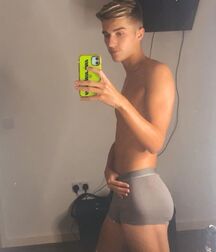 Selfie Boy Cameron!!  6052837819b5f.jpg