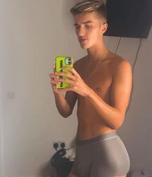 Selfie Boy Cameron!!  605283797251b.jpg