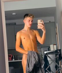 Selfie Boy Cameron!!  6052837f5372c.jpg