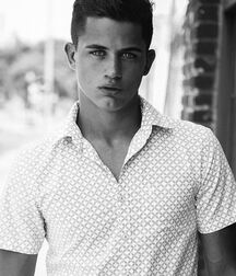 Hottie Hunter!!  608c6cad95e3a.jpg