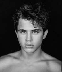 Hottie Hunter!!  608c6cdbb36e7.jpg