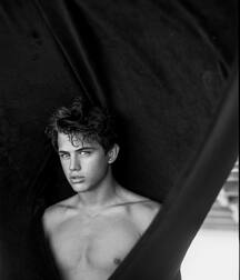 Hottie Hunter!!  608c6d95d760e.jpg