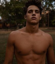 Hottie Hunter!!  608c6da62058e.jpg