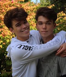 LaTarte Twins!!  60967bf4dbca5.jpg
