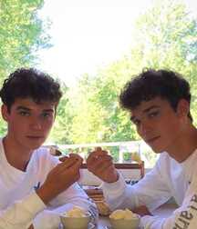 LaTarte Twins!!  60967c0c71502.jpg