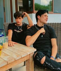Martinez Twins!!  60990927e2967.jpg