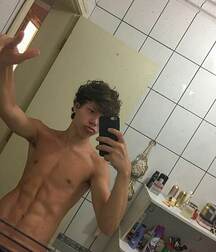 Selfie King!!  60b22d0fbaa24.jpg