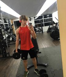 Selfie King!!  60b22d280490f.jpg