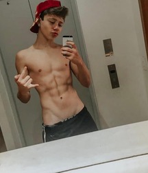 Selfie King!!  60b22d2994113.jpg