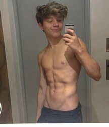 Selfie King!!  60b22d381430a.jpg