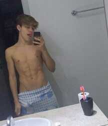 Selfie King!!  60b22d3d01228.jpg