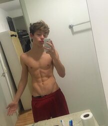 Selfie King!!  60b22d3f15276.jpg
