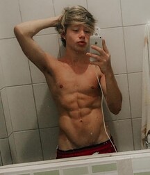 Selfie King!!  60b22d40dfb7c.jpg