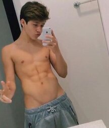 Selfie King!!  60b22d4338f65.jpg