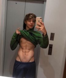 Selfie King!!  60b22d4739f68.jpg
