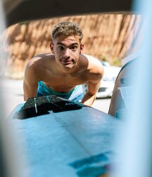 Hot Boy Luke!!  60b8f23dcce5f.jpg