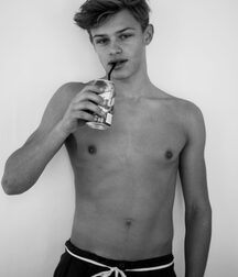 Hot Model Bram!!  60bff44d5b306.jpg