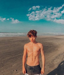 Hot boy Leon!! 60dc88fb40baf.jpg
