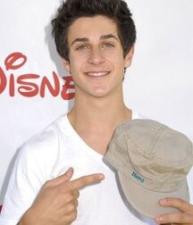 Bday Boy David Henrie!!  60eae6ca91e84.jpg