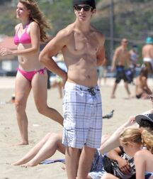 Bday Boy David Henrie!!  60eae6cc7ef2c.jpg
