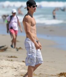 Bday Boy David Henrie!!  60eae6d05d16a.jpg