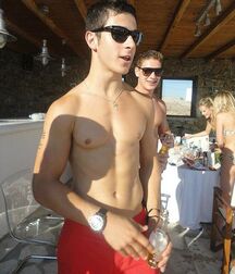 Bday Boy David Henrie!!  60eae6e553382.jpg