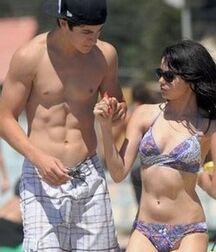 Bday Boy David Henrie!!  60eae6e7ce118.jpg