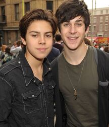 Bday Boy David Henrie!!  60eae6ea2c8fc.jpg
