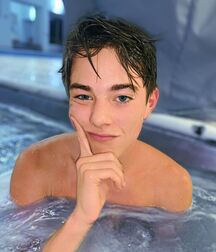 Hottie Jeremy!!  618a84d1943d2.jpg
