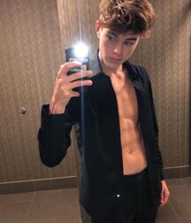 Hottie Jeremy!!  618a84d857d92.jpg