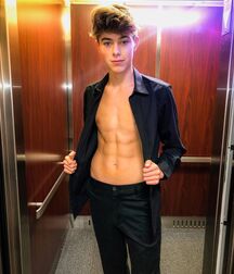 Hottie Jeremy!!  618a84da0e6ab.jpg