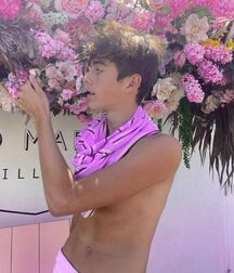 Hottie Jeremy!!  618a84dbc16c7.jpg