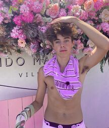 Hottie Jeremy!!  618a84dd8177d.jpg