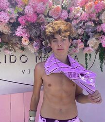 Hottie Jeremy!!  618a84e0de2e3.jpg
