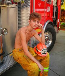 Hottie Jeremy!!  618a84e61ac74.jpg