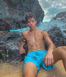 Hottie Jeremy!!  618a84ed09e64.jpg