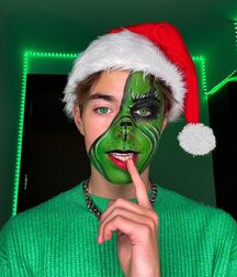 Hottie Jeremy!!  618a84eeba97f.jpg